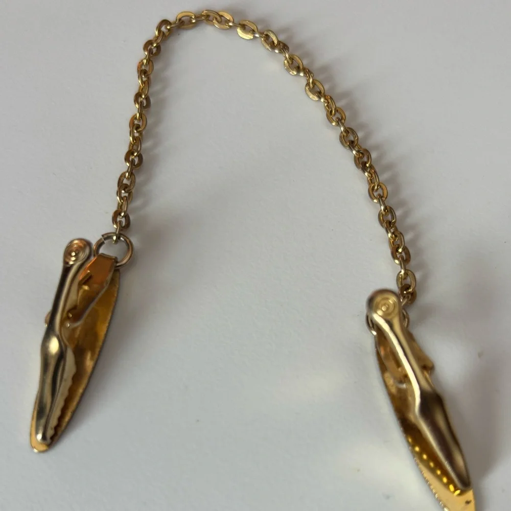 Vintage 50s Goldtone Chain Ribbed " S " Floral Sweater Guard Clip Pat # 2853761 - Picture 2 of 3